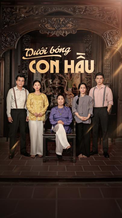 Dưới Bóng Con Hầu - Ka vốn là nữ diễn viên nổi tiếng tình cờ có được chiếc nhẫn thần kỳ giúp cô xuyên không về quá khứ và trở thành Thơm, một cô hầu gái trong gia đình bà hội đồng Kim. Tuy nhiên, Thơm lại bị nghi ngờ là thủ phạm khiến Ngọc, vị hôn thê của cậu chủ Minh, mất tích. Bị bà Cả ghét bỏ và hành hạ, Thơm phải tìm cách quay lại thời hiện đại. Trí thông minh của cô có giúp bản thân vượt qua khó khăn và tìm được đường về lại thời hiện tại hay không?
